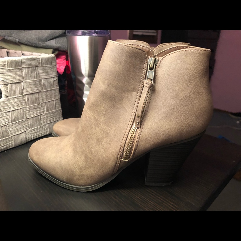 Women’s booties. Like new condition.